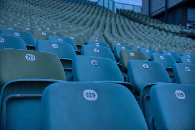 Stadion-Tribüne leer